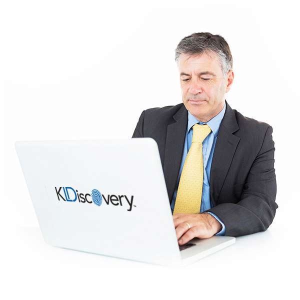 ラップトップで作業する KLDiscovery ドキュメント レビュー担当者。 ラップトップで作業する KLDiscovery ドキュメント レビュー担当者。